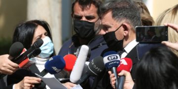 Ο Αλέξης Κούγιας, συνήγορος του τέως καλλιτεχνικού διευθυντή του Εθνικού Θεάτρου Δημήτρη Λιγνάδη, κάνει δηλώσεις στους δημοσιογράφους (φωτ.: ΑΠΕ-ΜΠΕ / Αλέξανδρος Μπελτές)