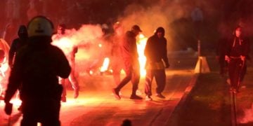 Διαδηλωτές έχουν ανάψει φωτιές κατά τη διάρκεια πορείας διαμαρτυρίας κατοίκων και συλλογικοτήτων κατά της αστυνομικής βίας, στην Νέα Σμύρνη (φωτ.: ΑΠΕ-ΜΠΕ / Ορέστης Παναγιώτου)