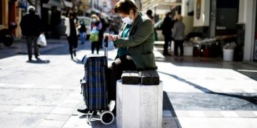 Μία γυναίκα, φορώντας προστατευτική μάσκα για τον κορονοϊό, κάθεται σ΄ ένα παγκάκι στο κέντρο της Κορίνθου (φωτ. αρχείου: ΑΠΕ-ΜΠΕ /Βασίλης Ψωμάς)