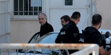 Ο Δημήτρης Κουφοντίνας συνοδευόμενος από τον γιο του Έκτορα στις φυλακές Κορυδαλλού, το 2018 (φωτ.: ΑΠΕ-ΜΠΕ / Παντελής Σαΐτας)