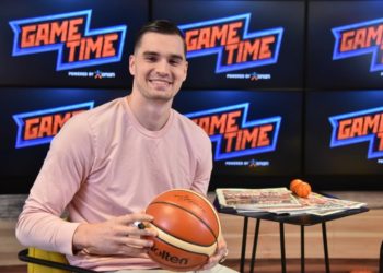 Ο Μάριο Χεζόνια υπογράφει τη μπάλα του ΟΠΑΠ GAME TIME (φωτ.: opap.gr)