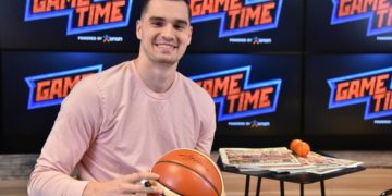 Ο Μάριο Χεζόνια υπογράφει τη μπάλα του ΟΠΑΠ GAME TIME (φωτ.: opap.gr)