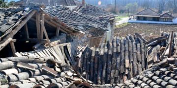 Σπίτι που υπέστη σοβαρή ζημιά από τον ισχυρό μεγέθους 6 βαθμών της κλίμακας ρίχτερ, στο Μεσοχώρι της Ελασσόνας (φωτ.: ΑΠΕ-ΜΠΕ /Αποστόλης Ντόμαλης)