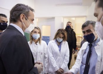 Ο πρωθυπουργός συνομιλεί με ιατρικό προσωπικό κατά τη διάρκεια της επίσκεψής του στο Κέντρο Υγείας Πατησίων που λειτουργεί και ως εμβολιαστικό κέντρο (φωτ.: ΑΠΕ-ΜΠΕ / Γρ. Τύπου Πρωθυπουργού / Δημήτρης Παπαμήτσος)