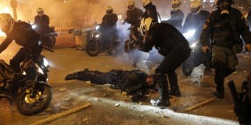 Εικόνα από τη στιγμή του τραυματισμού του αστυνομικού, στη Νέα Σμύρνη (φωτ.: 
ΑΠΕ-ΜΠΕ / Κώστας Τσιρώνης)