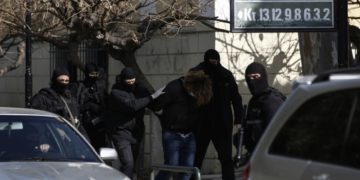 Συλληφθέντες στα επεισόδια της Νέας Σμύρνης και της επίθεσης κατά αστυνομικού της Ομάδας Δράση, την περασμένη Κυριακή, τη στιγμή που οδηγούνται στον ανακριτή (φωτ.: ΑΠΕ-ΜΠΕ /Γιάννης Κολεσίδης)