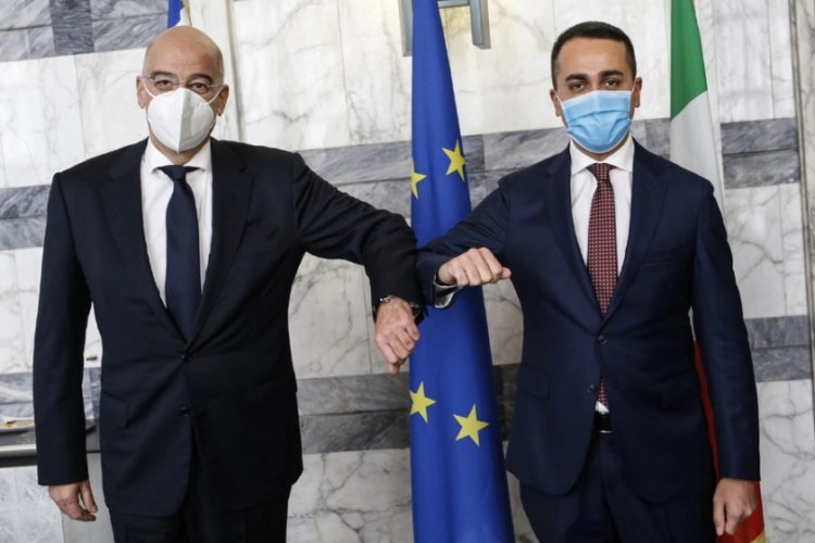 Οι υπουργοί Εξωτερικών Ελλάδας-Ιταλίας Νίκος Δένδιας και Λουίτζι ντι Μάιο (φωτ.: EPA / FABIO FRUSTACI)