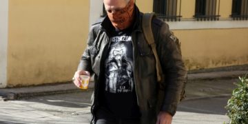 Ο προέδρος του Πειθαρχικού Συμβουλίου του Σωματείου Ελλήνων Ηθοποιών, Πασχάλης Τσαρούχας προσέρχεται στην Εισαγγελία Πρωτοδικών της Αθήνας (φωτ.: ΑΠΕ-ΜΠΕ /Αλέξανδρος Μπελτές)