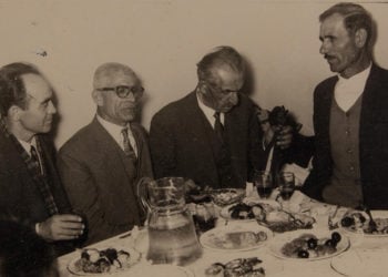 Πόντιοι πρόσφυγες σε εορταστικό τραπέζι στην Καλλιθέα, με συνοδεία λύρας (πηγή: Επιτροπή Ποντιακών Μελετών)