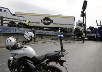 Συνεργείο, με τη βοήθεια γερανού, απομακρύνει από το οδόστρωμα τη νταλίκα που εξετράπη της πορείας της στη λεωφόρο Κηφισού, στο ύψος της Ιεράς Οδού στο ρεύμα προς Πειραιά (φωτ.: ΑΠΕ-ΜΠΕ /Αλέξανδρος Βλάχος)