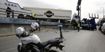 Συνεργείο, με τη βοήθεια γερανού, απομακρύνει από το οδόστρωμα τη νταλίκα που εξετράπη της πορείας της στη λεωφόρο Κηφισού, στο ύψος της Ιεράς Οδού στο ρεύμα προς Πειραιά (φωτ.: ΑΠΕ-ΜΠΕ /Αλέξανδρος Βλάχος)