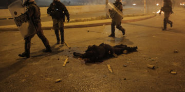 Ο 27χρονος ειδικός φρουρός της ομάδας ΔΡΑΣΗ τραυματισμένος μετά την επίθεση που δέχθηκε στη Νέα Σμύρνη (φωτ.: ΑΠΕ-ΜΠΕ / Κώστας Τσιρώνης)