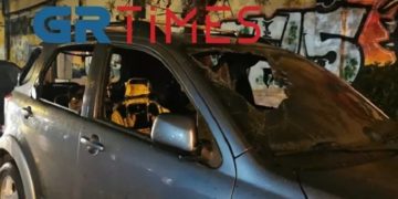 Σπασμένο αυτοκίνητο στην περιοχή του Χαριλάου, στη Θεσσαλονίκη (φωτ.: GR Times)