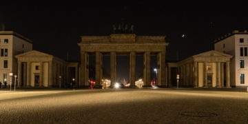 Η πύλη του Βρανδεμβούργου στο Βερολίνο την περσινή «Ώρα της Γης» (φωτ.: ΑΠΕ-ΜΠΕ/ Jens Schlueter)