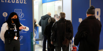 Πολίτες προσέρχονται να εμβολιαστούν στο κέντρο στη Helexpo, στο Μαρούσι (φωτ.: ΑΠΕ-ΜΠΕ / Ορέστης Παναγιώτου)