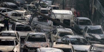 Μία από τις πλέον συγκλονιστικές εικόνες από την πολύνεκρη τραγωδία, της 23ης Ιουλίου 2018, στο Μάτι Αττικής (φωτ.: ΑΠΕ-ΜΠΕ)