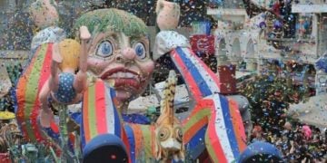 Στιγμιότυπο από το πατρινό καρναβάλι, προ Covid εποχής (φωτ.: ΑΠΕ-ΜΠΕ/ Ηλίας Κάνιστρας)