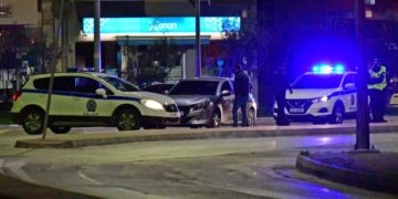 Αστυνομικοί κάνουν ελέγχους για τα απαραίτητα έγραφα μετακίνησης σε αυτοκίνητα (φωτ. αρχείου: ΑΠΕ-ΜΠΕ / Ευάγγελος Μπουγιώτης)