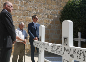 Κυριάκος Μητσοτάκης και Νίκος Δένδιας στα Φυλακισμένα Μνήματα, στη Λευκωσία (φωτ.: ΑΠΕ-ΜΠΕ / Σταύρος Ιωαννίδης)
