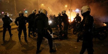 Ο τραυματίας αστυνομικός κείτεται στο έδαφος (φωτ.: ΑΠΕ-ΜΠΕ / Ορέστης Παναγιώτου)