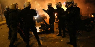 Ο τραυματίας αστυνομικός κείτεται στο έδαφος (φωτ.: ΑΠΕ-ΜΠΕ / Ορέστης Παναγιώτου)