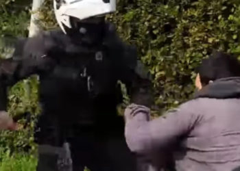 Στιγμιότυπο από το βίντεο με τον ξυλοδαρμό του νεαρού, το οποίο ανέβηκε στα social media