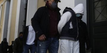 Στιγμιότυπο από τη μεταγωγή των συλληφθέντων στα επεισόδια της Νέας Σμύρνης και της επίθεσης σε αστυνομικό της Ομάδας Δράση, την περασμένη Κυριακή, στην Ευελπίδων (φωτ.: ΑΠΕ-ΜΠΕ / Γιάννης Κολεσίδης)