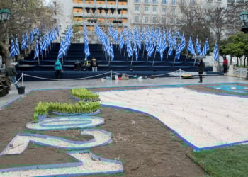 Εξέδρες με 200 σημαίες έχουν τοποθετηθεί από τον Δήμο της Αθήνας στην Πλατεία Συντάγματος στο πλαίσιο των εορτασμών των 200 χρόνων από την έναρξη της Επανάστασης του 1821. (φωτ.: ΑΠΕ-ΜΠΕ/ Παντελής Σαίτας)
