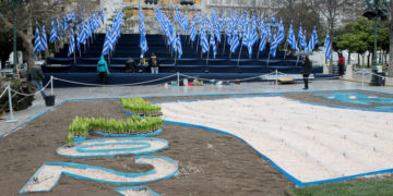 Εξέδρες με 200 σημαίες έχουν τοποθετηθεί από τον Δήμο της Αθήνας στην Πλατεία Συντάγματος στο πλαίσιο των εορτασμών των 200 χρόνων από την έναρξη της Επανάστασης του 1821. (φωτ.: ΑΠΕ-ΜΠΕ/ Παντελής Σαίτας)