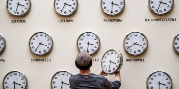 Ο Kamil R. Filipowski αλλάζει τις μπαταρίες και τους δείκτες των ρολογιών στην εγκατάσταση «Time for culture» στο Κέντρο Πολιτισμού του Λούμπλιν, στην Πολωνία (φωτ.: EPA/WOJCIECH PACEWICZ  POLAND OUT)