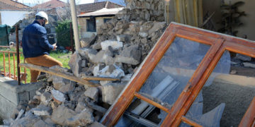 Σπίτι που έχει υποστεί ζημιές στο Δαμάσι Ελασσόνας (φωτ.: ΑΠΕ-ΜΠΕ / Αποστόλης Ντόμαλης)