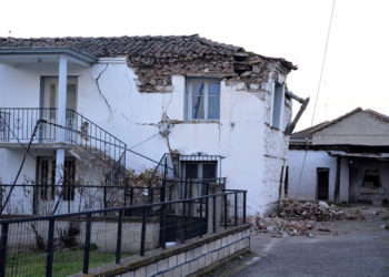 Σπίτι που υπέστη σοβαρές ζημιές στο χωριό Μεσοχώρι του Δήμου Ελασσόνας (φωτ.: ΑΠΕ-ΜΠΕ / Αποστόλης Ντόμαλης)