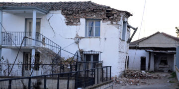 Σπίτι που υπέστη σοβαρές ζημιές στο χωριό Μεσοχώρι του Δήμου Ελασσόνας (φωτ.: ΑΠΕ-ΜΠΕ / Αποστόλης Ντόμαλης)