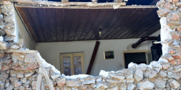 Σπίτι που έχει υποστεί ζημιές στο Μεσοχώρι Ελασσόνας (φωτ.: ΑΠΕ-ΜΠΕ / Αποστόλης Ντόμαλης)