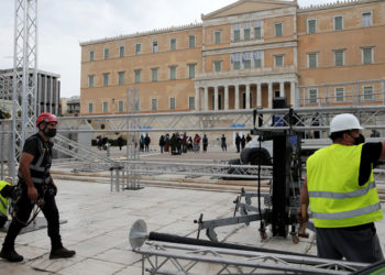 Συνεργεία κατασκευάζουν τις εξέδρες των επισήμων για την παρέλαση της 25ης Μαρτίου (φωτ.: ΑΠΕ-ΜΠΕ / Παντελής Σαΐτας)