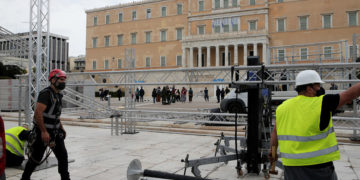 Συνεργεία κατασκευάζουν τις εξέδρες των επισήμων για την παρέλαση της 25ης Μαρτίου (φωτ.: ΑΠΕ-ΜΠΕ / Παντελής Σαΐτας)