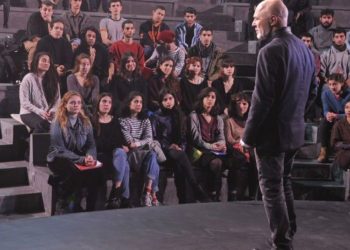O Στάθης Λιβαθινός διδάσκει τους μαθητές του 
(φωτ.: n-t.gr)