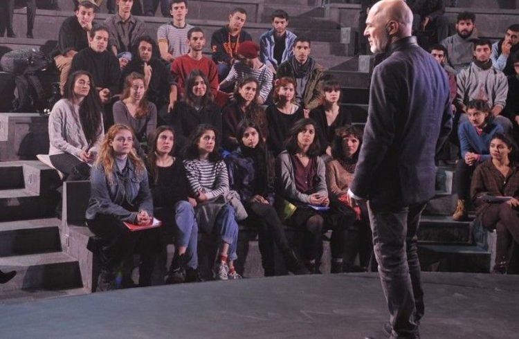 O Στάθης Λιβαθινός διδάσκει τους μαθητές του 
(φωτ.: n-t.gr)
