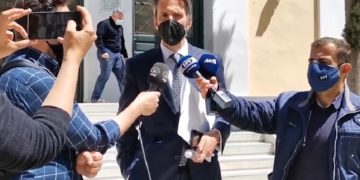 Ο συνήγορος του 25χρονου κάνει δηλώσεις στους δημοσιογράφους μετά την απόφαση για τον πελάτη του (πηγή: YouTube)