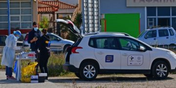 Υπάλληλοι του ΕΟΔΥ Αργολίδας πραγματοποιούν rapid test για κορονοϊό σε διερχόμενους οδηγούς στην είσοδο της πόλης του Ναυπλίου (φωτ.: ΑΠΕ-ΜΠΕ / Ευάγγελος Μπουγιώτης)