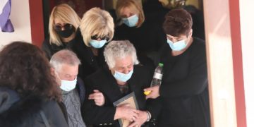 Τραγικές φιγούρες η μητέρα, η σύζυγος, ο γιος και η αδερφή του δημοσιογράφου Γιώργου Καραϊβάζ, που κηδεύτηκε σήμερα 
(φωτ.: ΑΠΕ-ΜΠΕ /Παύλος Σιδηρόπουλος)