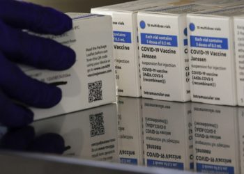 Εργαζόμενος στον τομέα της υγείας προετοιμάζει δόσεις του εμβολίου Janssen της Johnson&Johnson, κατά του κορονοϊού (φωτ.: EPA/GIUSEPPE LAMI_