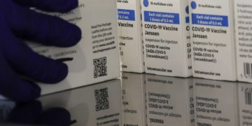 Εργαζόμενος στον τομέα της υγείας προετοιμάζει δόσεις του εμβολίου Janssen της Johnson&Johnson, κατά του κορονοϊού (φωτ.: EPA/GIUSEPPE LAMI_