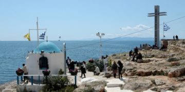 Κόσμος απολαμβάνει τον ήλιο και την θάλασσα στην Πειραϊκή (φωτ.: ΑΠΕ-ΜΠΕ / Παντελής Σαΐτας)