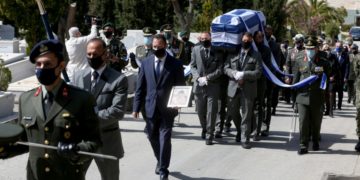 Η στιγμή που μεταφέρεται η σορός του στρατηγού επί τιμή, εφοπλιστή Ιακώβου Τσούνη, στο νεκροταφείο Παπάγου (φωτ.: ΑΠΕ-ΜΠΕ /Αλέξανδρος Μπελτές)