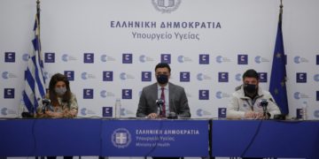 H καθηγήτρια Παιδιατρικής Λοιμωξιολογίας και μέλος της Επιτροπής Εμπειρογνωμόνων Βάνα Παπαευαγγέλου, o υπουργός Υγείας, Βασίλης Κικίλιας και ο  υφυπουργός Πολιτικής Προστασίας και Διαχείρισης Κρίσεων Νίκος Χαρδαλιάς (φωτ.: ΑΠΕ-ΜΠΕ /Αλέξανδρος Βλάχος)