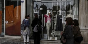Κόσμος κοίταζε χθες τις βιτρίνες, μια μέρα πριν την επαναλειτουργία του λιανεμπορίου στον πεζόδρομο της Ερμού, στο κέντρο της Αθήνας (φωτ.: ΑΠΕ-ΜΠΕ / Γιάννης Κολεσίδης)