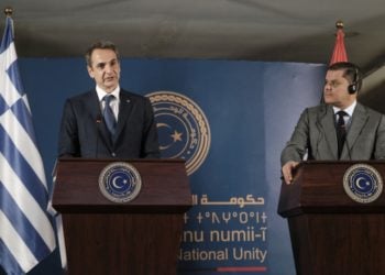 Ο Κυριάκος Μητσοτάκης και πρωθυπουργός της Μεταβατικής Κυβέρνησης Εθνικής Ενότητας της Λιβύης Abdul Hamid Dbeibeh κάνουν δηλώσεις μετά τη συνάντησή τους στην Τρίπολη (φωτ.: ΑΠΕ-ΜΠΕ / Γρ. Τύπου Πρωθυπουργού/Δημήτρης Παπαμήτσος)