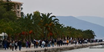 Πολίτες κάνουν βόλτα στην παραλία του Ναυπλίου (φωτ. αρχείου: ΑΠΕ-ΜΠΕ/ Ευάγγελος Μπουγιώτης)