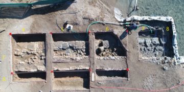 Αεροφωτογραφία του χώρου ερευνών, που δόθηκε στη δημοσιότητα, με το αποκαλυφθέν τμήμα του τείχους (και σημειωμένα τα τετράγωνα του κανάβου), στον  Όρμο Αμπελακίου, στη Σαλαμίνα
(φωτ.: ΑΠΕ-ΜΠΕ/ΥΠΟΥΡΓΕΙΟ ΠΟΛΙΤΙΣΜΟΥ ΚΑΙ ΑΘΛΗΤΙΣΜΟΥ/STR)